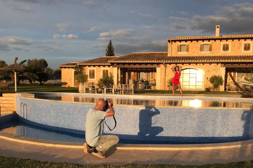 Mallorca Fotograf Michael Gottesmann beim Fotoshooting auf der Finca mit Nicci